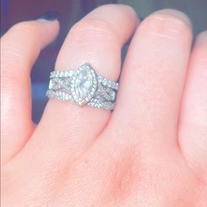 SET of 4 rings, 1 engagement ring and 3 exchangeable bands.